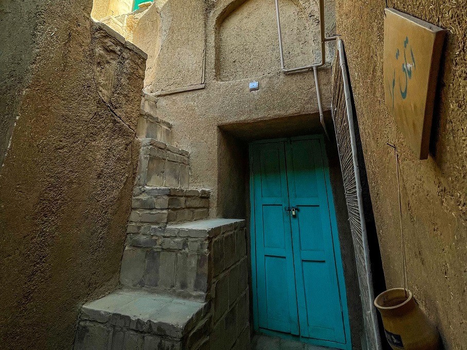 پله هایی که به اتاق بالاخونه میره