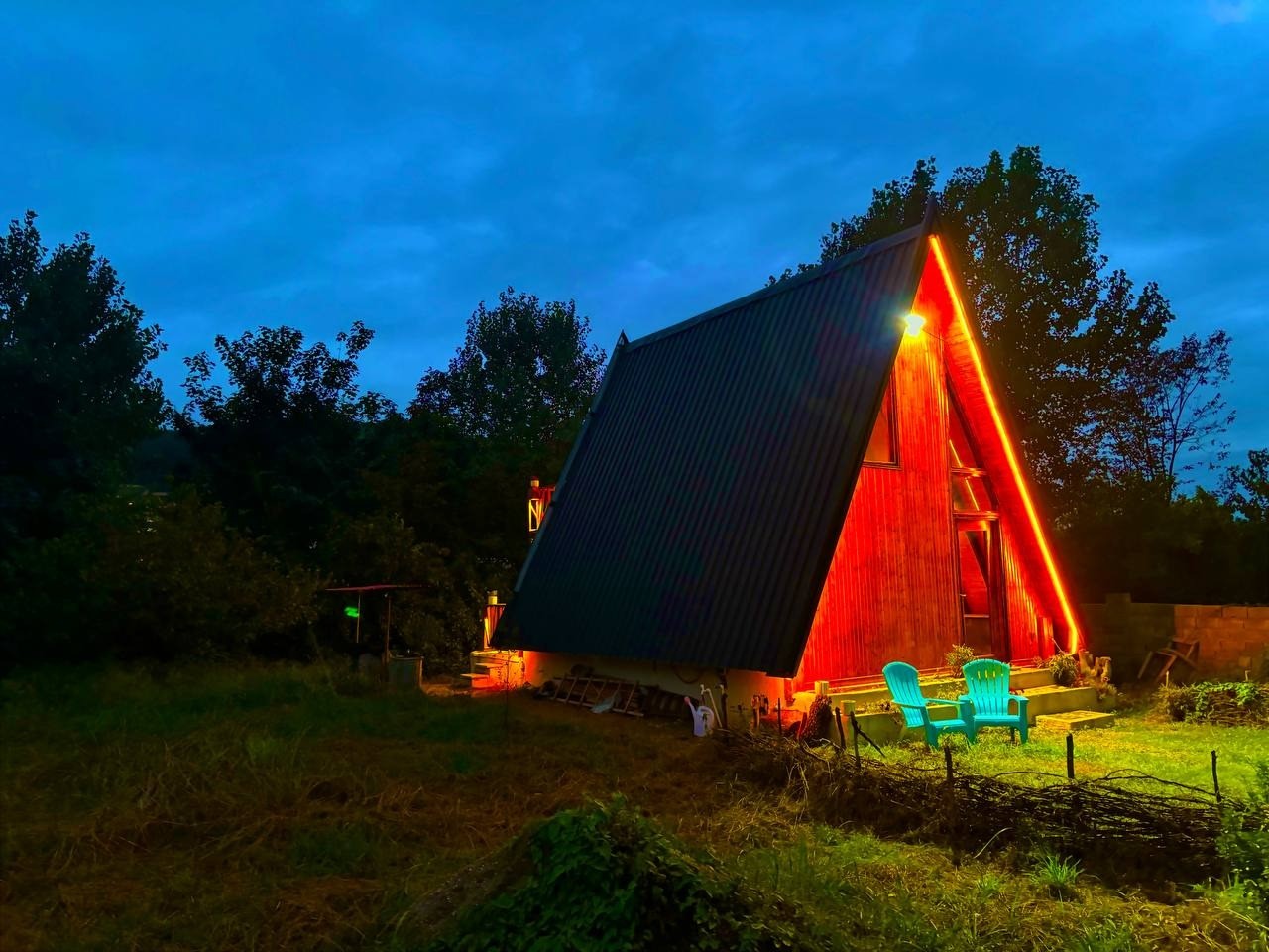 پشت کلبه از حیاط پشت کلبه از حیاط