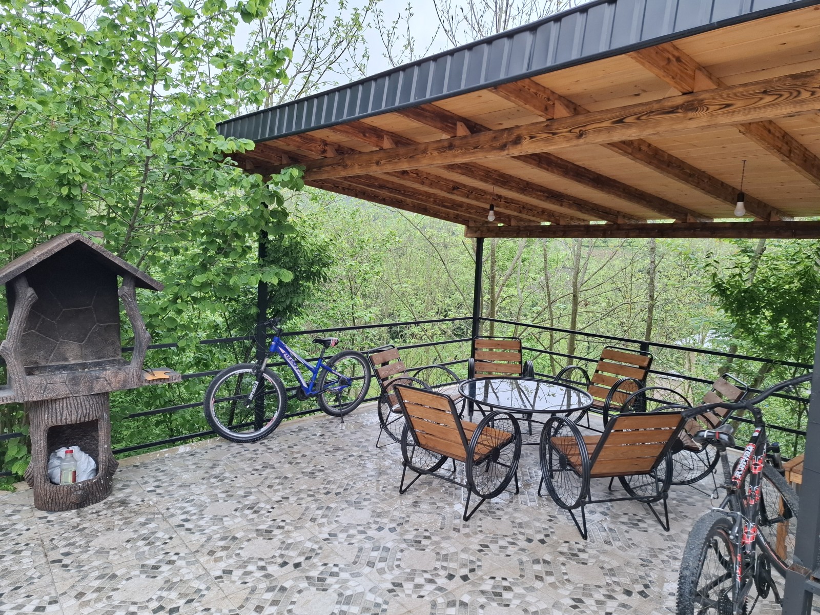 آلاچیق و باربیکیو