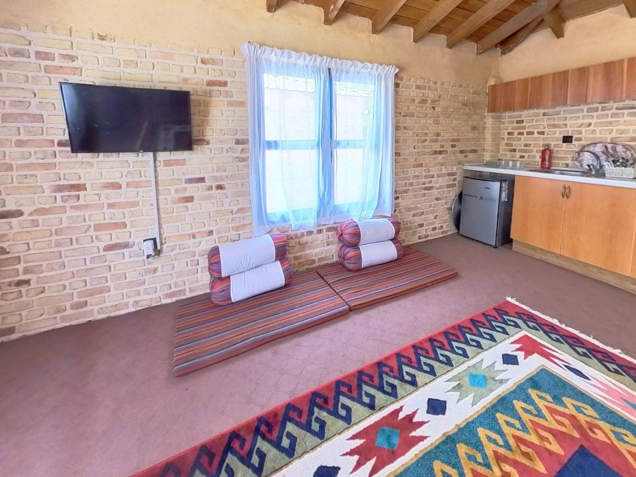 اتاق پذیرایی و آشپزخانه