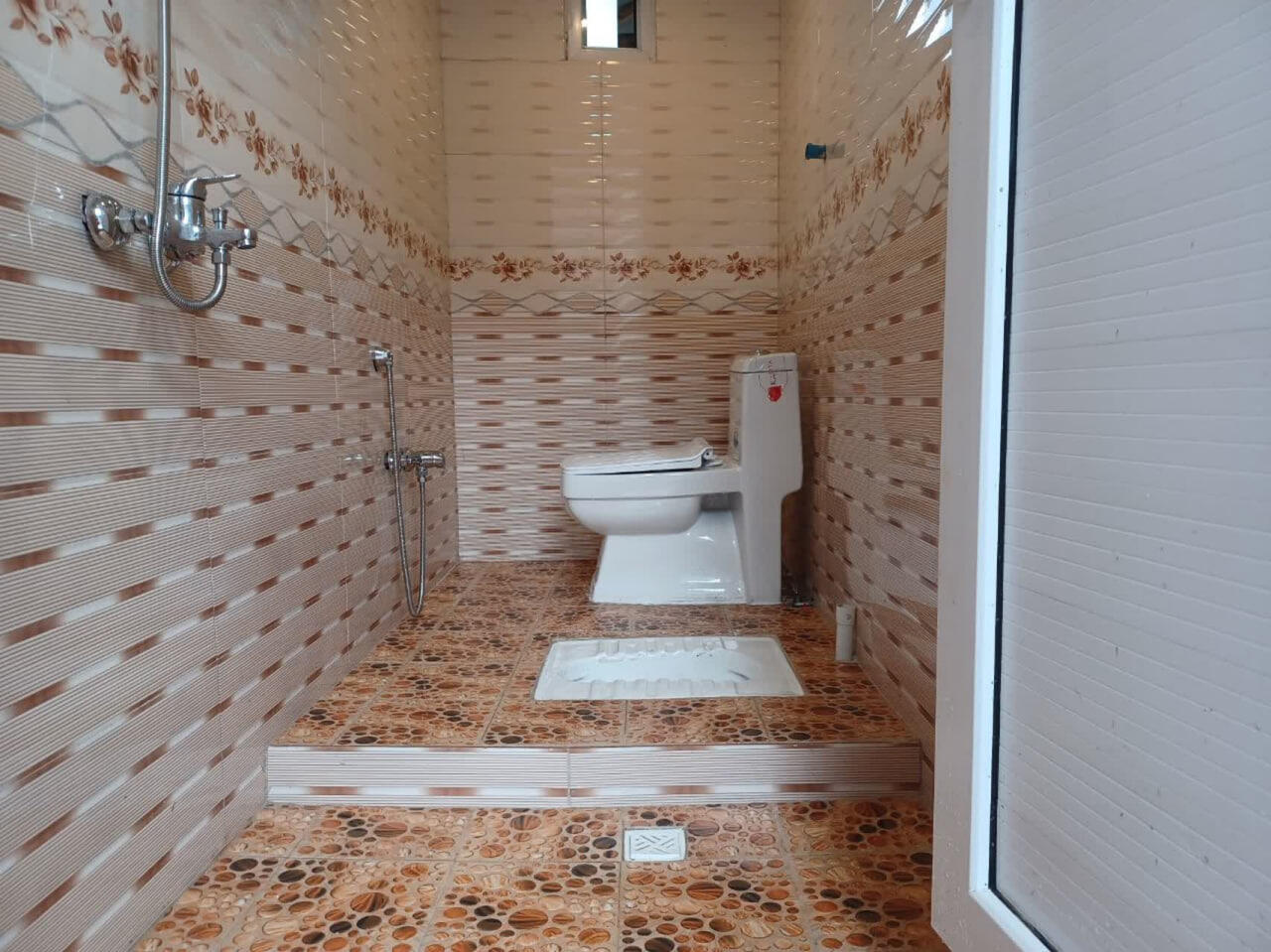 سرویس بهداشتی و حمام پشت ویلا