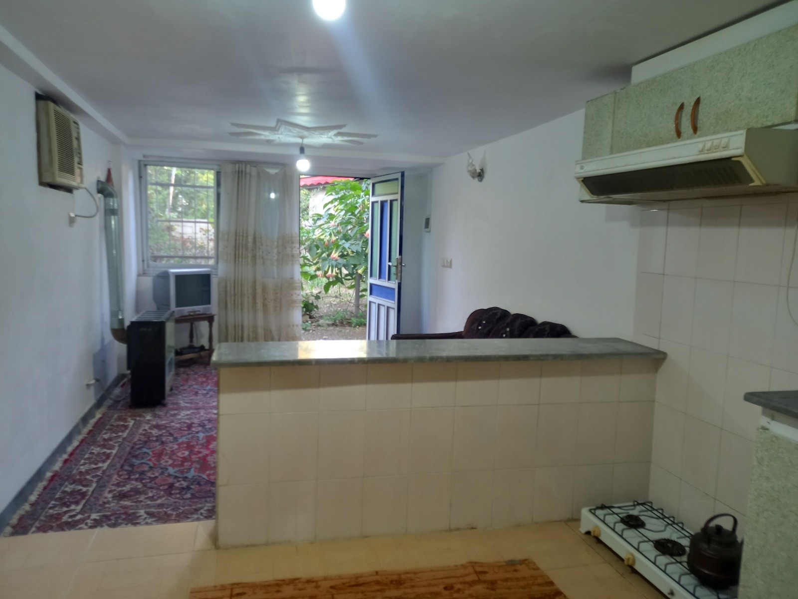 اتاق پذیرایی و آشپزخانه