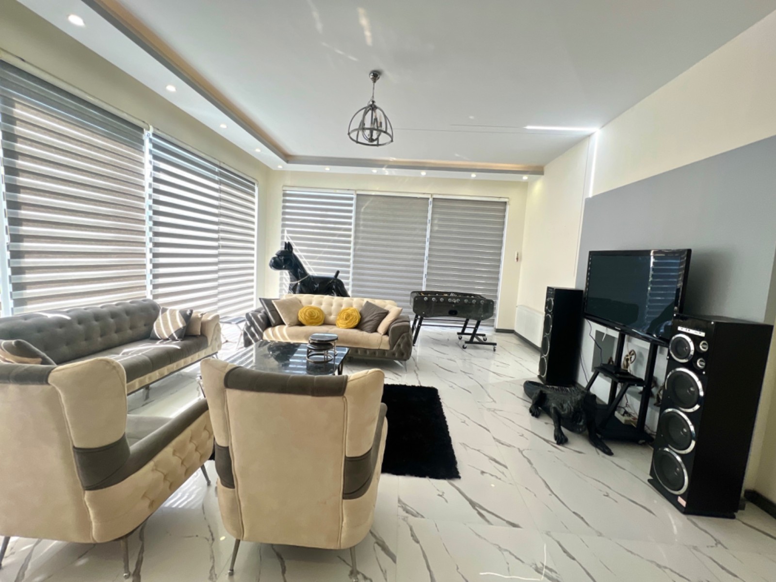 اتاق پذیرایی داراي دو عدد كاناپه تخت خواب شو، يخچال سايد باي سايد
اتشكده، منقل، اتاق مستر، سرويس ايراني و فرنگي
نگهباني و امنيت بالا