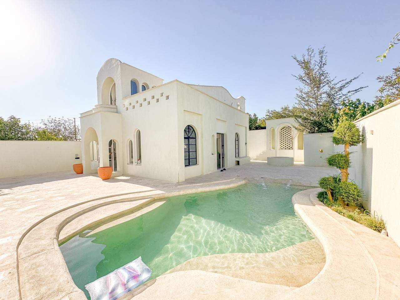 نمای بیرونی ساختمان نمای بیرونی ساختمان