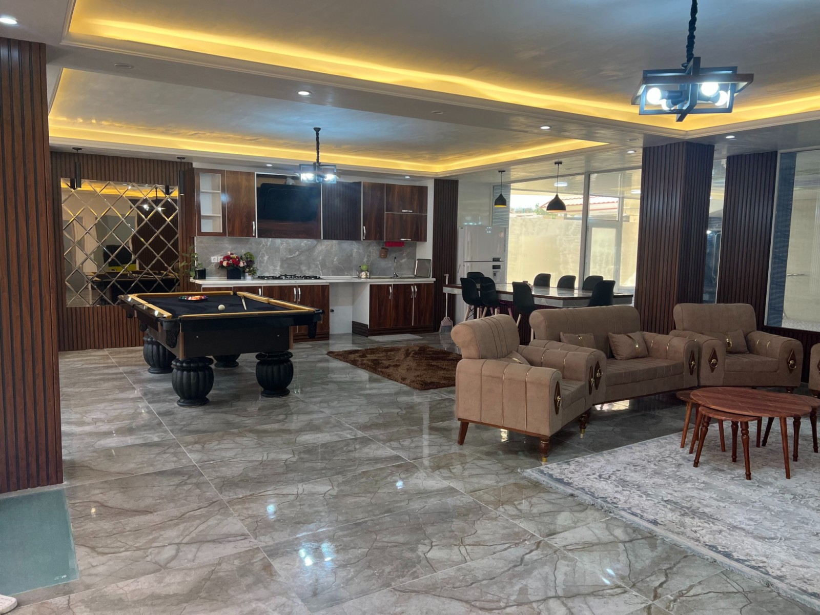 اتاق پذیرایی طبقه همکف اتاق پذیرایی طبقه همکف