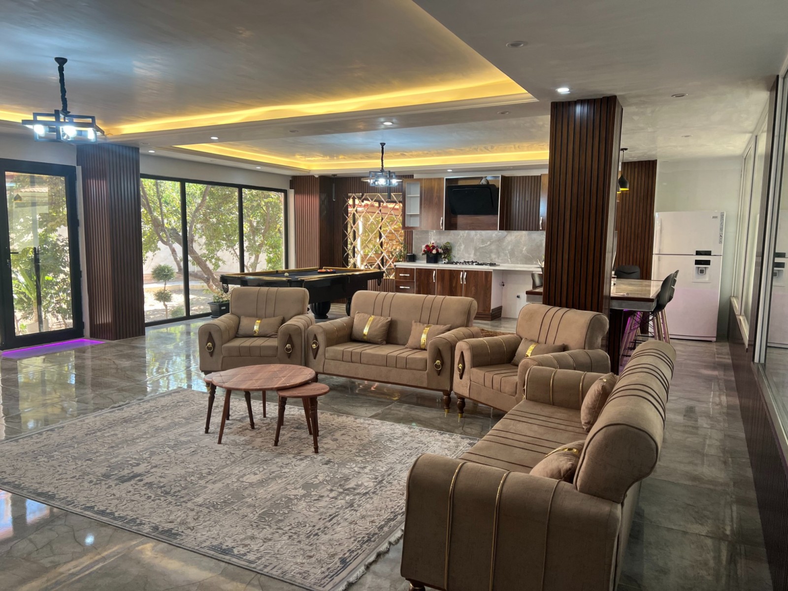 اتاق پذیرایی طبقه همکف اتاق پذیرایی طبقه همکف