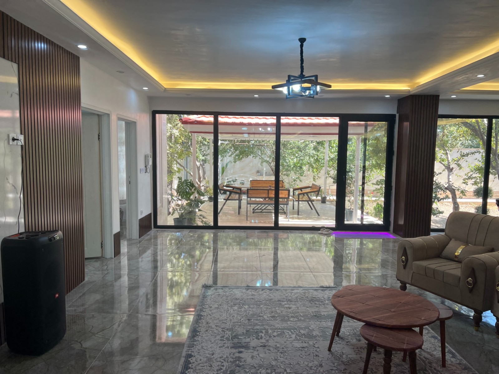 اتاق پذیرایی طبقه همکف اتاق پذیرایی طبقه همکف