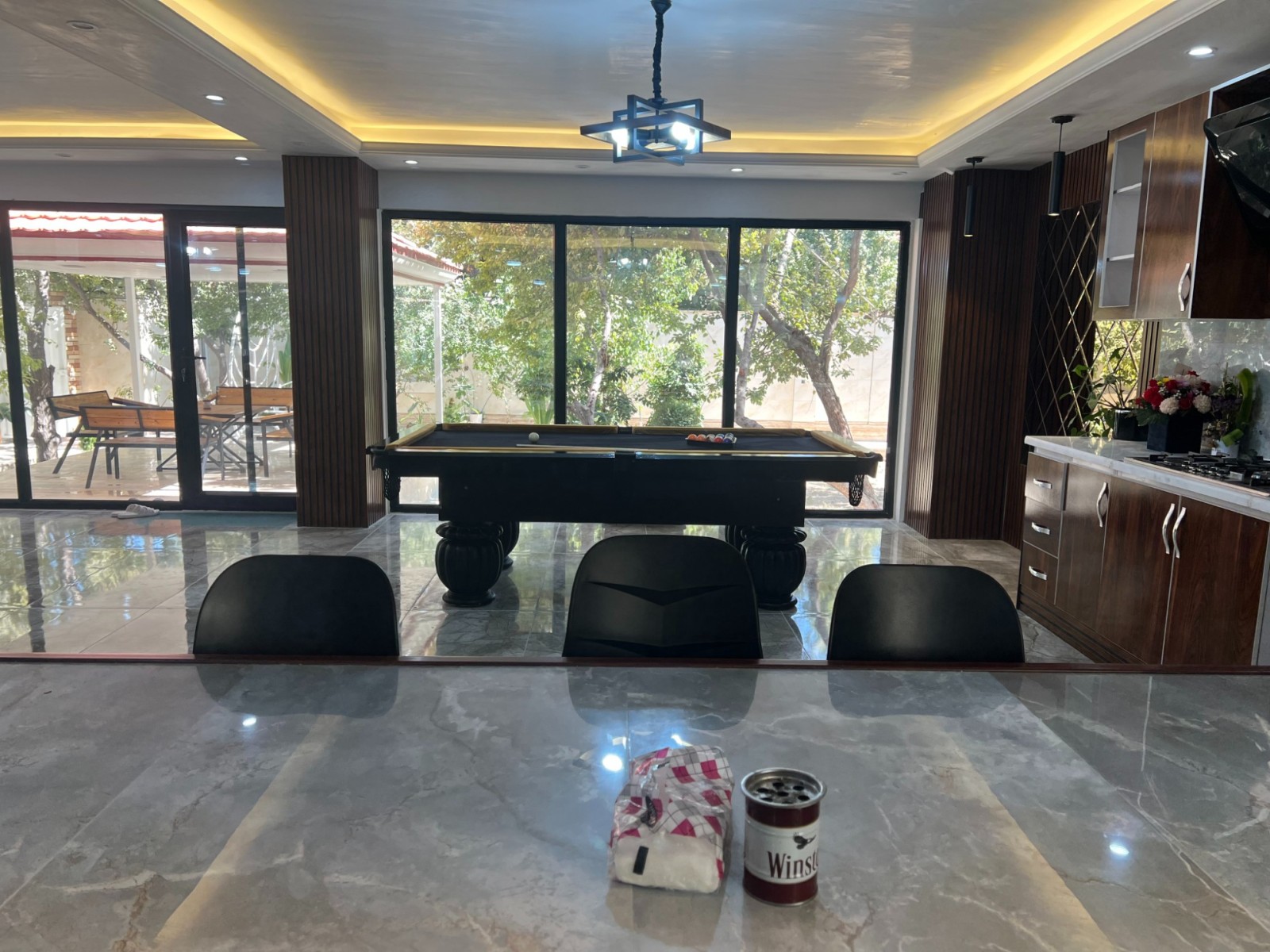 اتاق پذیرایی طبقه همکف اتاق پذیرایی طبقه همکف