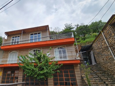 خانه روستایی تک خوابه با منظره کوهستانی