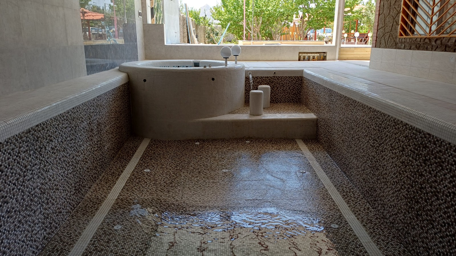 جکوزی و استخر