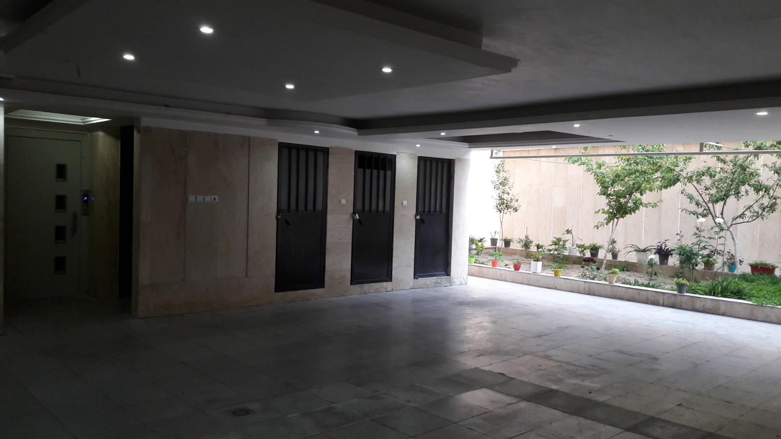 پارکینگ و حیاط پارکینگ و حیاط