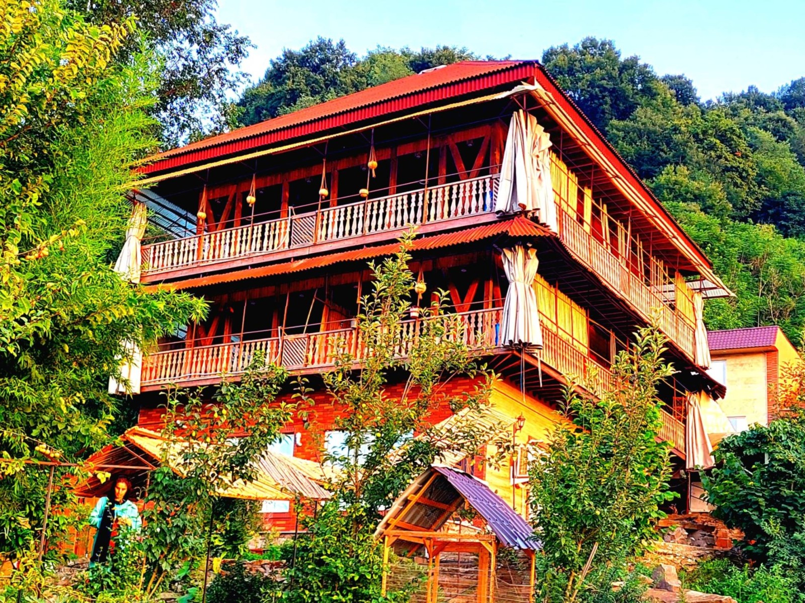 نمای بیرونی ساختمان روبه تلکابین وبام سبز لاهیجان نمای بیرونی ساختمان روبه تلکابین وبام سبز لاهیجان