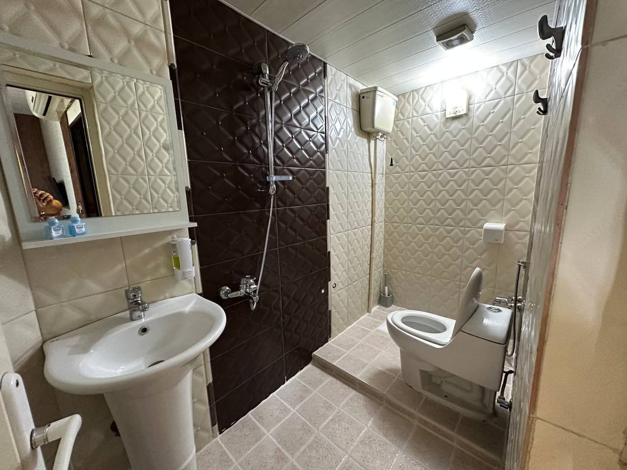 حمام و سرویس بهداشتی