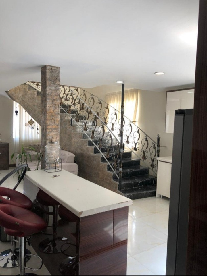 راه پله به سمت طبقه ۲ راه پله به سمت طبقه ۲