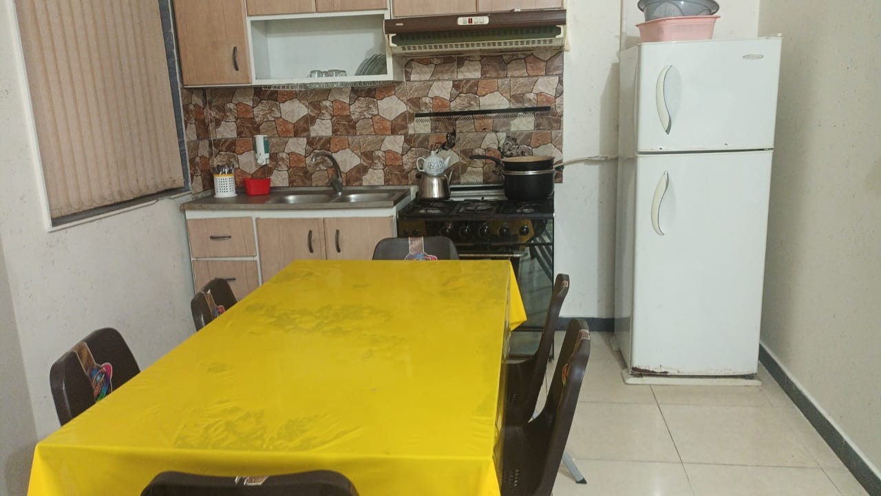 اتاق پذیرایی و آشپزخانه