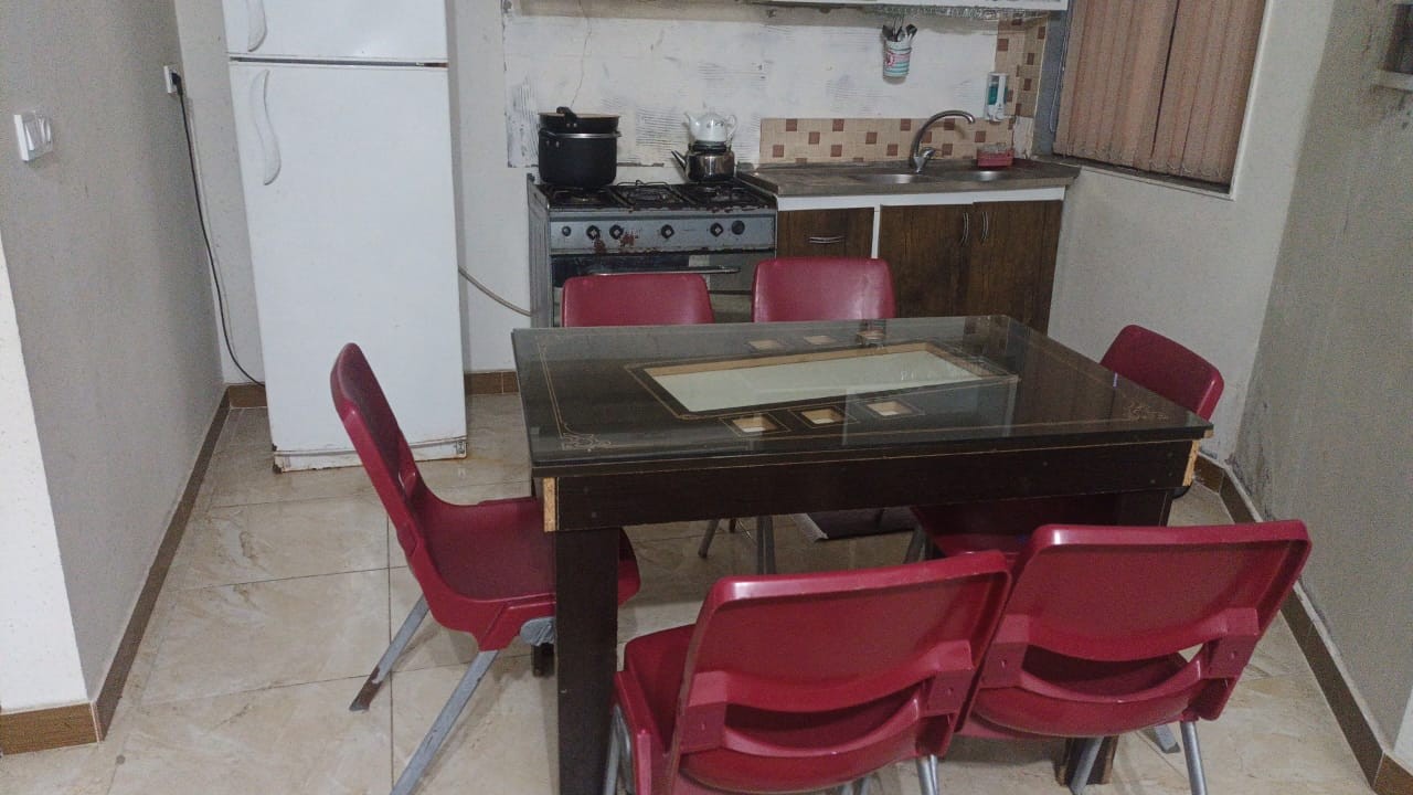 اتاق پذیرایی و آشپزخانه