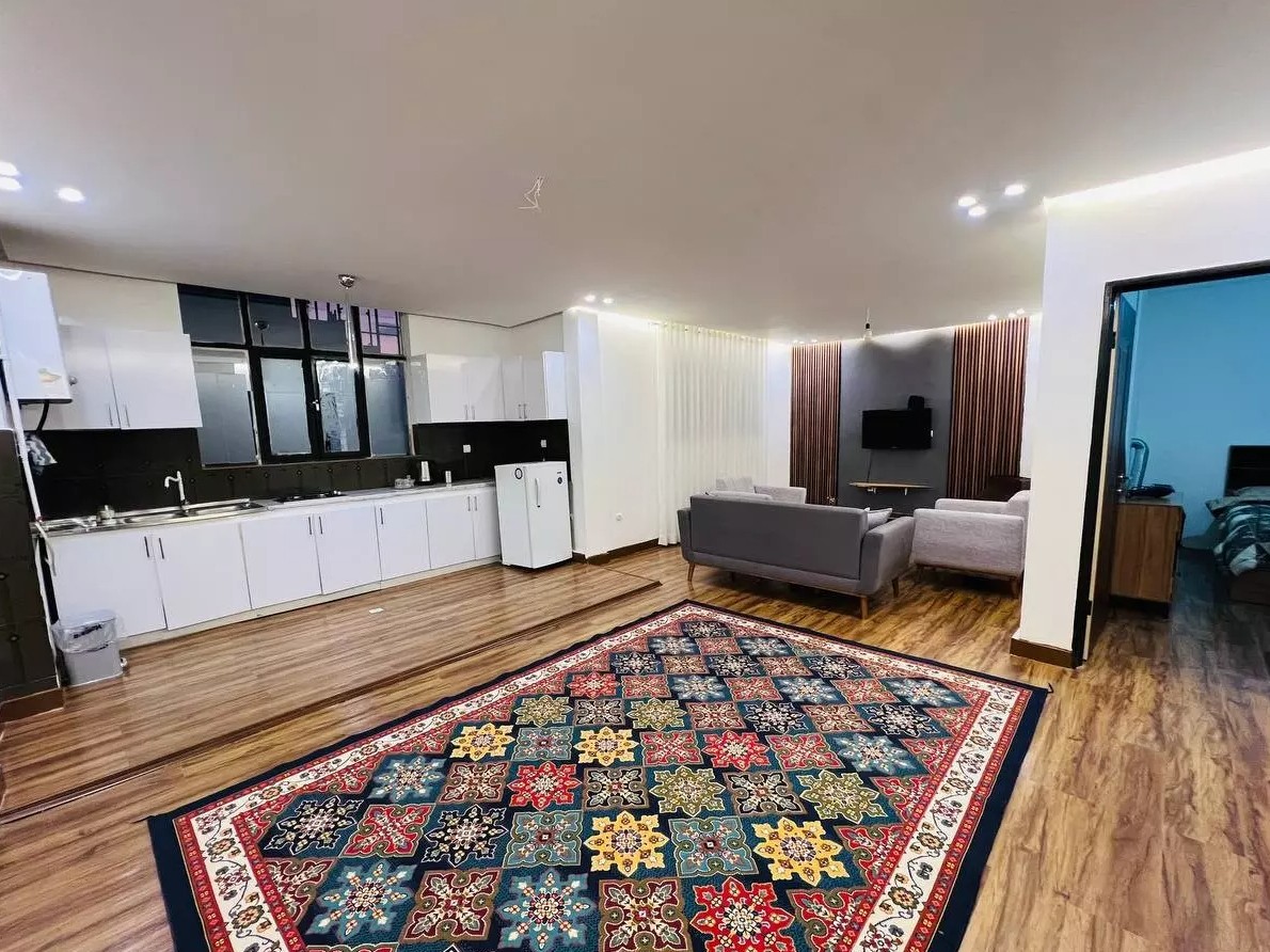 اتاق پذیرایی و آشپزخانه