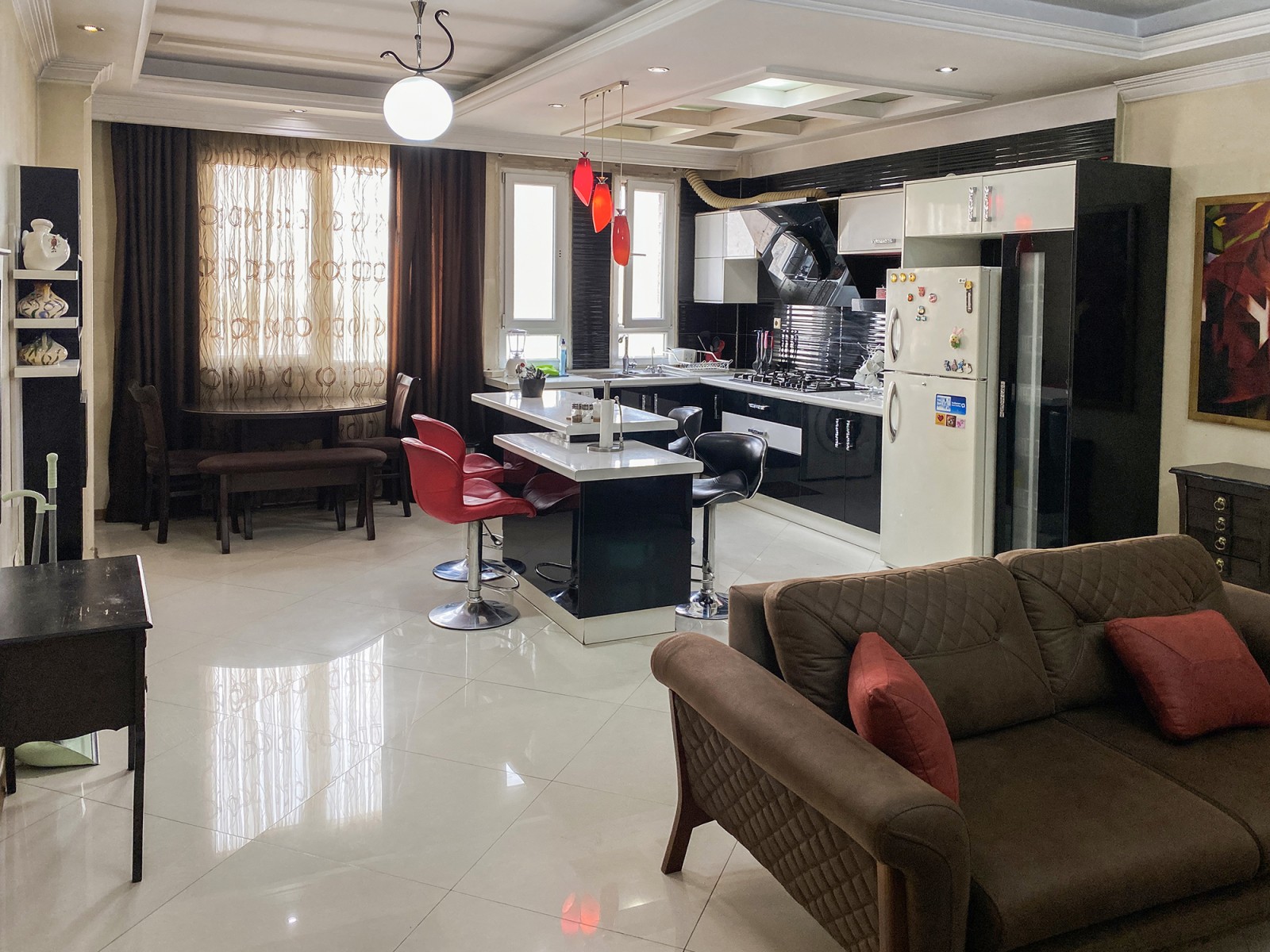 اتاق پذیرایی و آشپزخانه