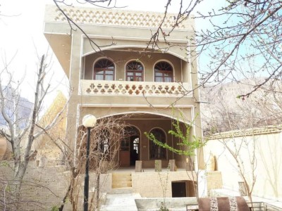 اقامتگاه بومگردی حاجی خان "اتاق سه تخته 1"