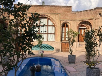 اقامتگاه سنتی ارغوان (خانه تاریخی قاجاری) "اتاق گوشواره"