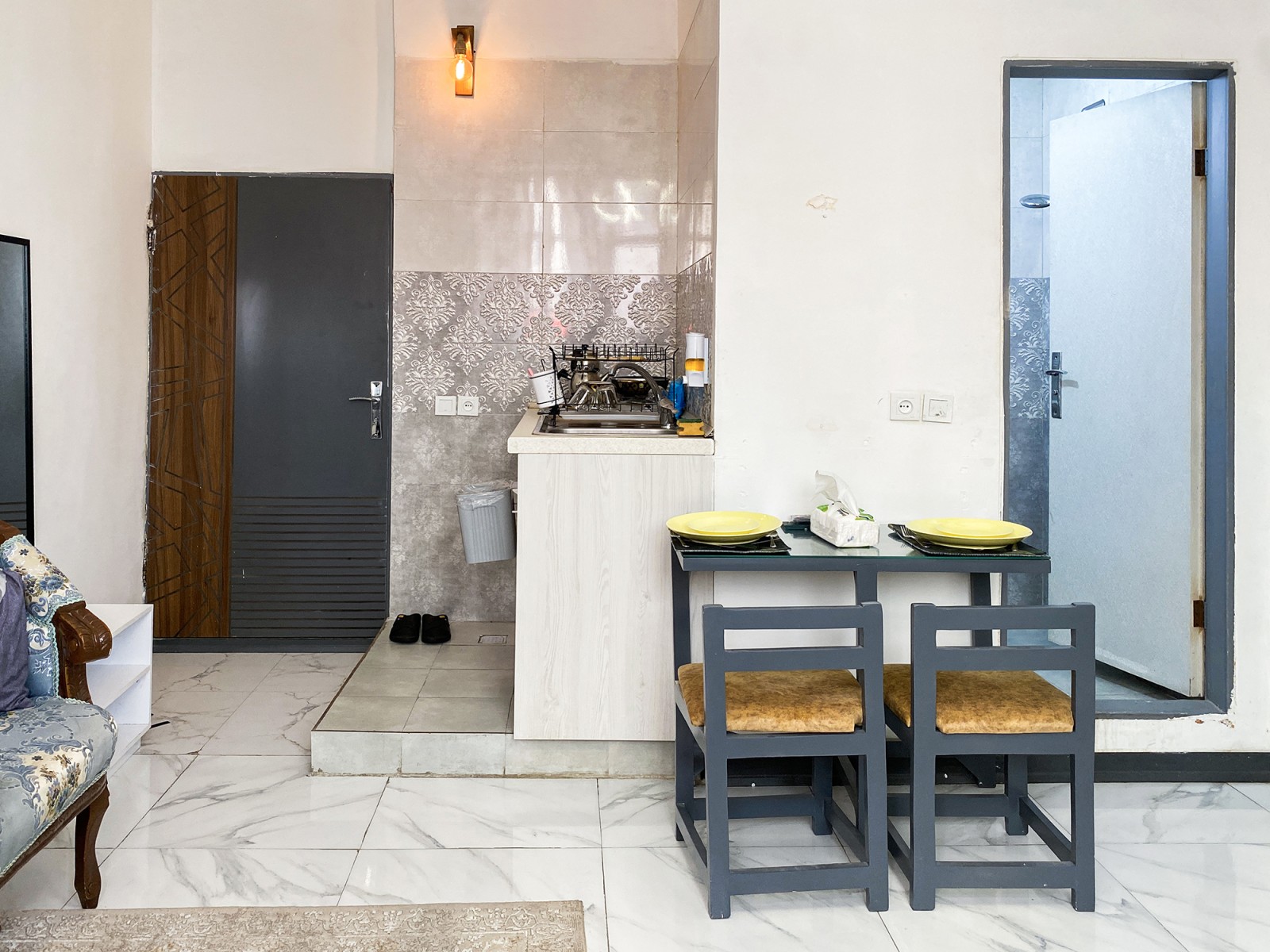 اتاق پذیرایی و آشپزخانه