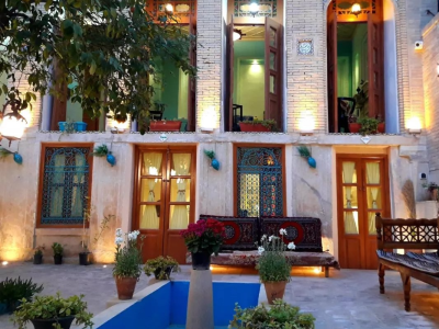 اقامتگاه سنتی پیرسوک "اتاق قمرالملوک وزیری"