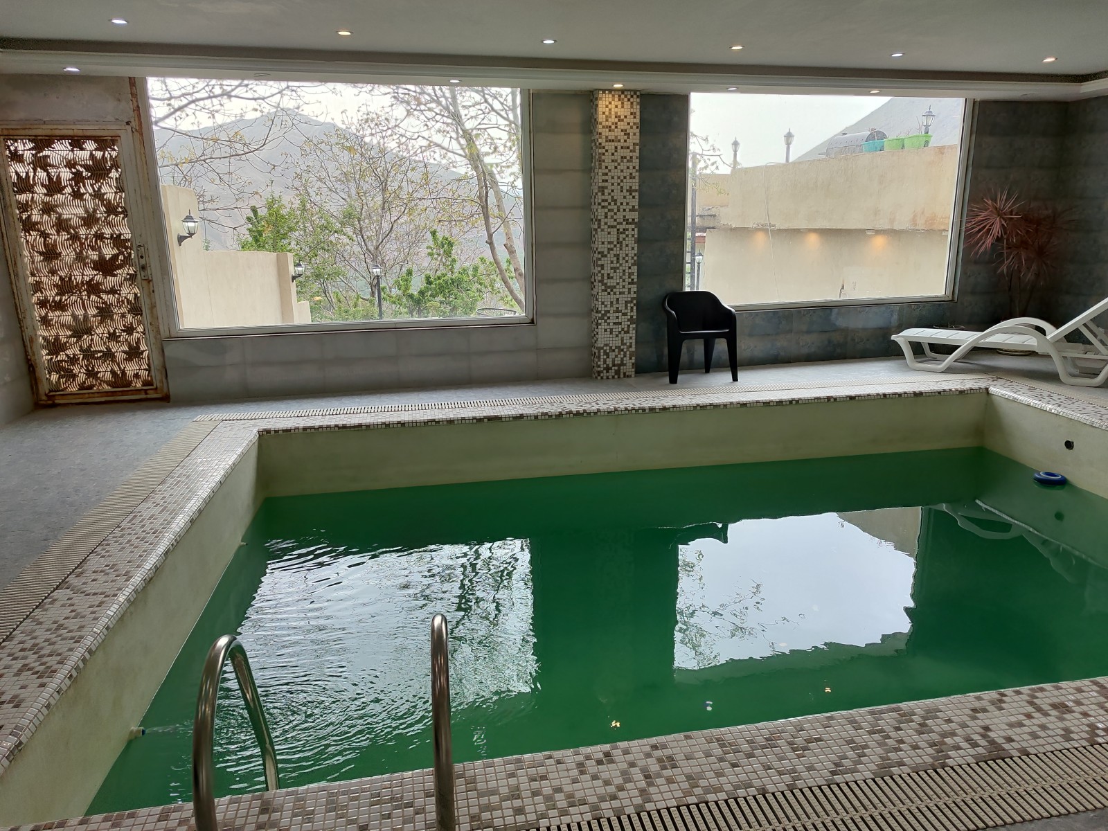 استخر با ویوی بهاری باغ