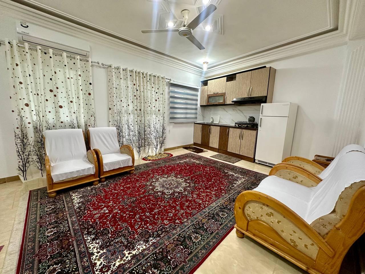 اتاق پذیرایی و آشپزخانه