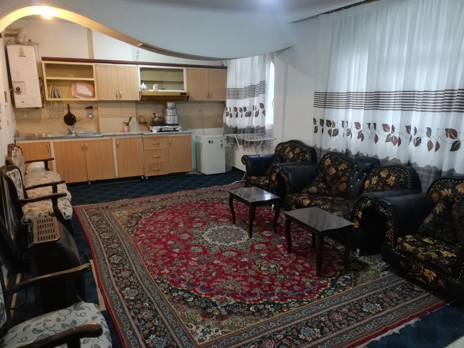 اتاق پذیرایی و‌ آشپزخانه