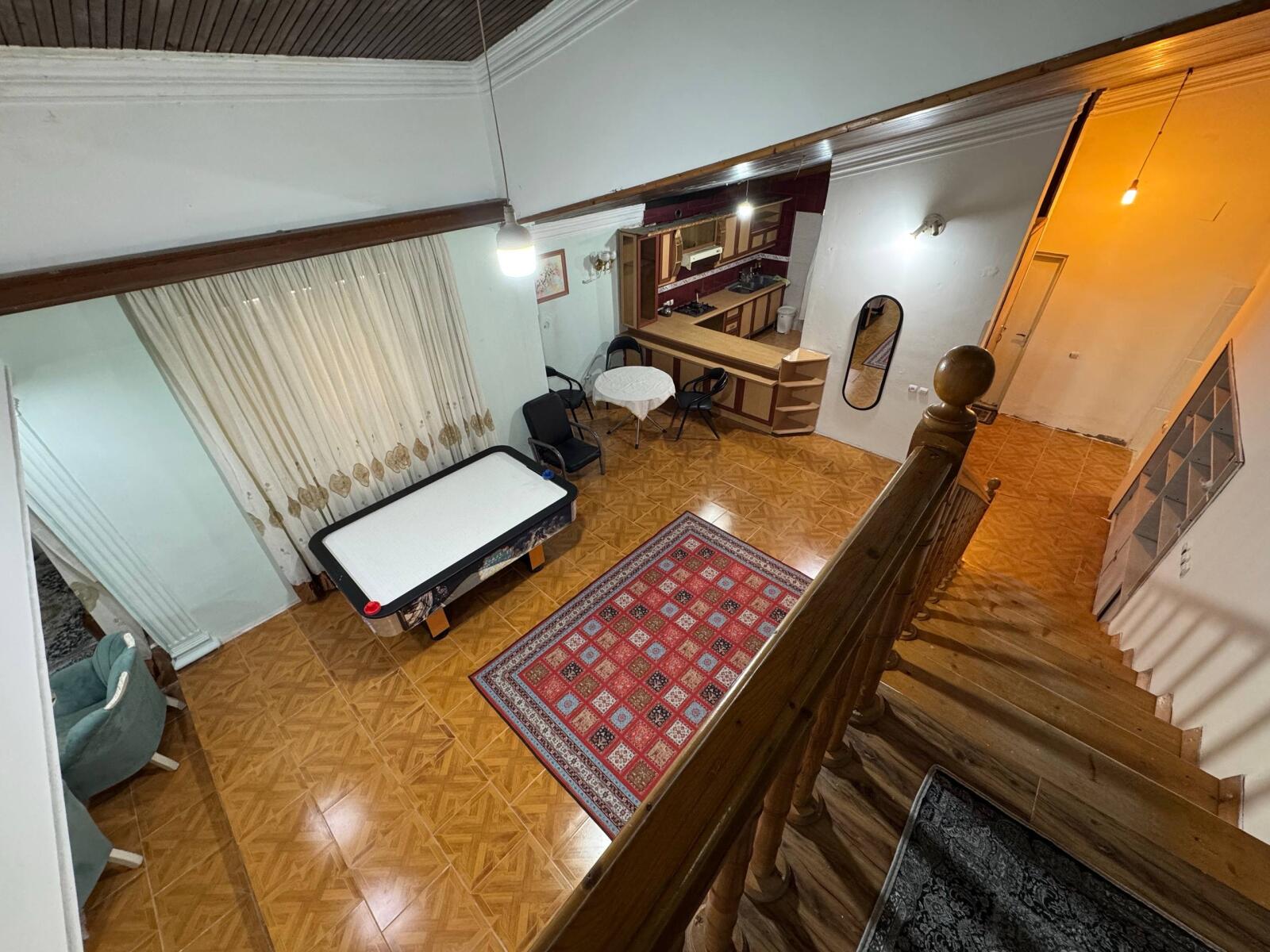 اتاق پذیرایی و آشپزخانه