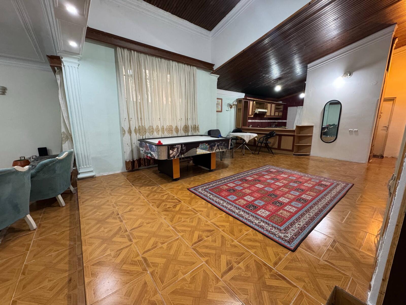 اتاق پذیرایی و آشپزخانه