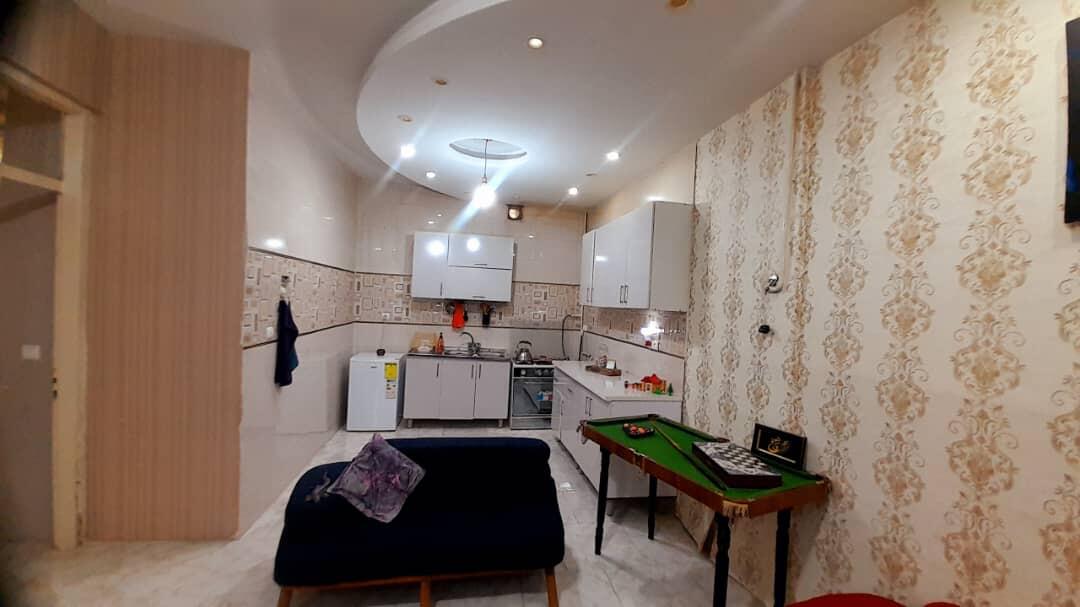 اتاق پذیرایی و آشپزخانه