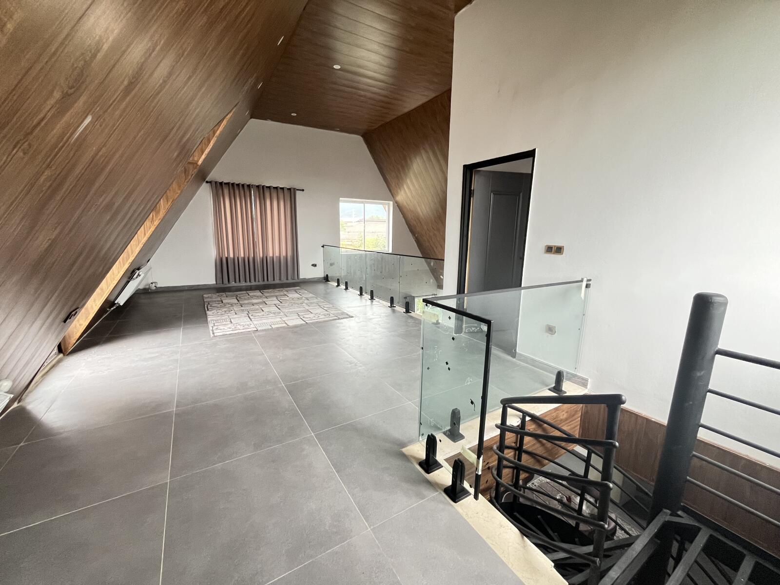 اتاق پذیرایی بالا اتاق پذیرایی بالا