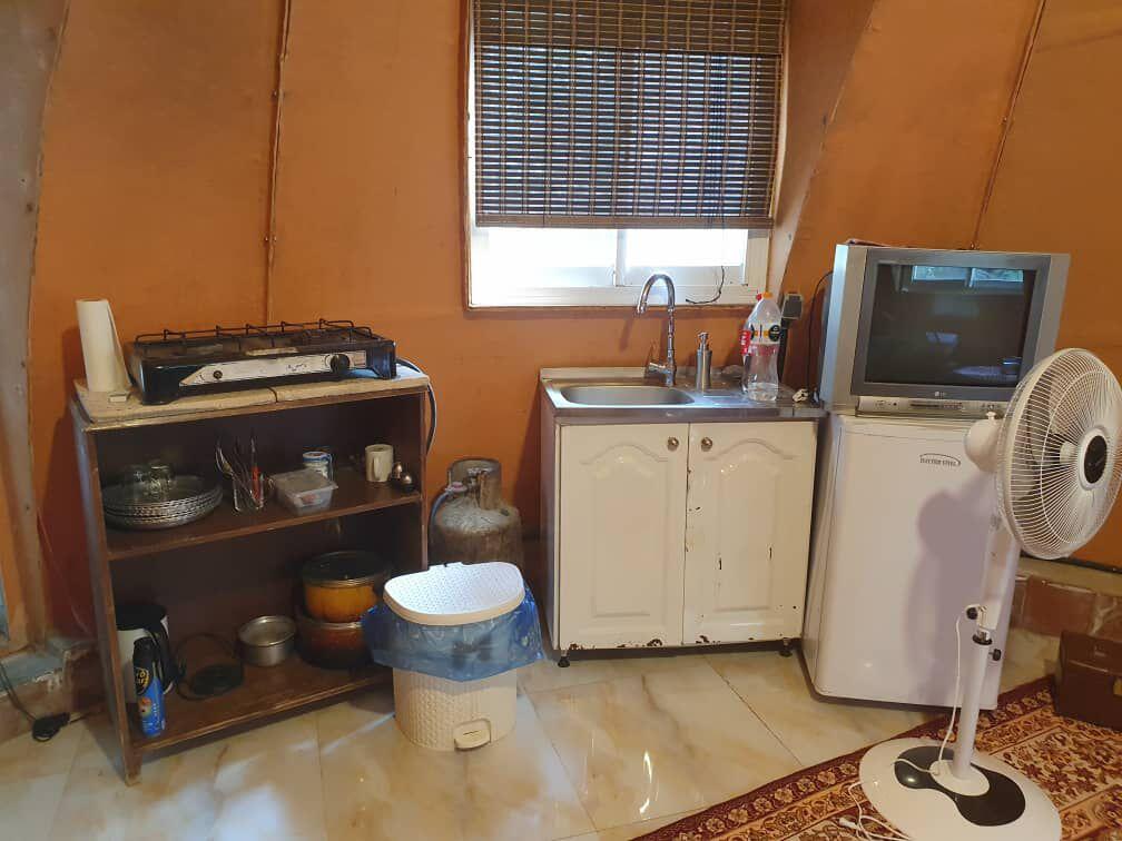 اتاق پذیرایی و آشپزخانه