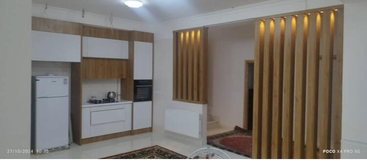 اتاق پذیرایی و آشپزخانه