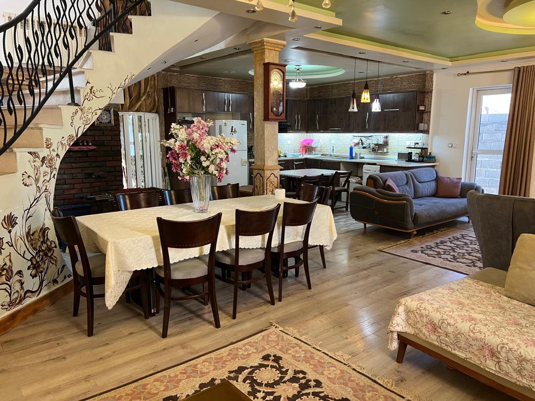 اتاق پذیرایی و آشپزخانه