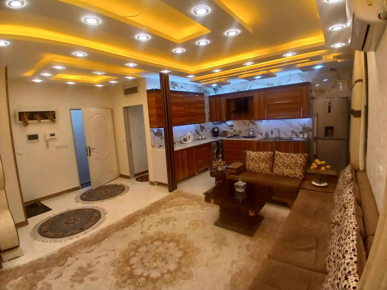 اتاق پذیرایی و آشپزخانه