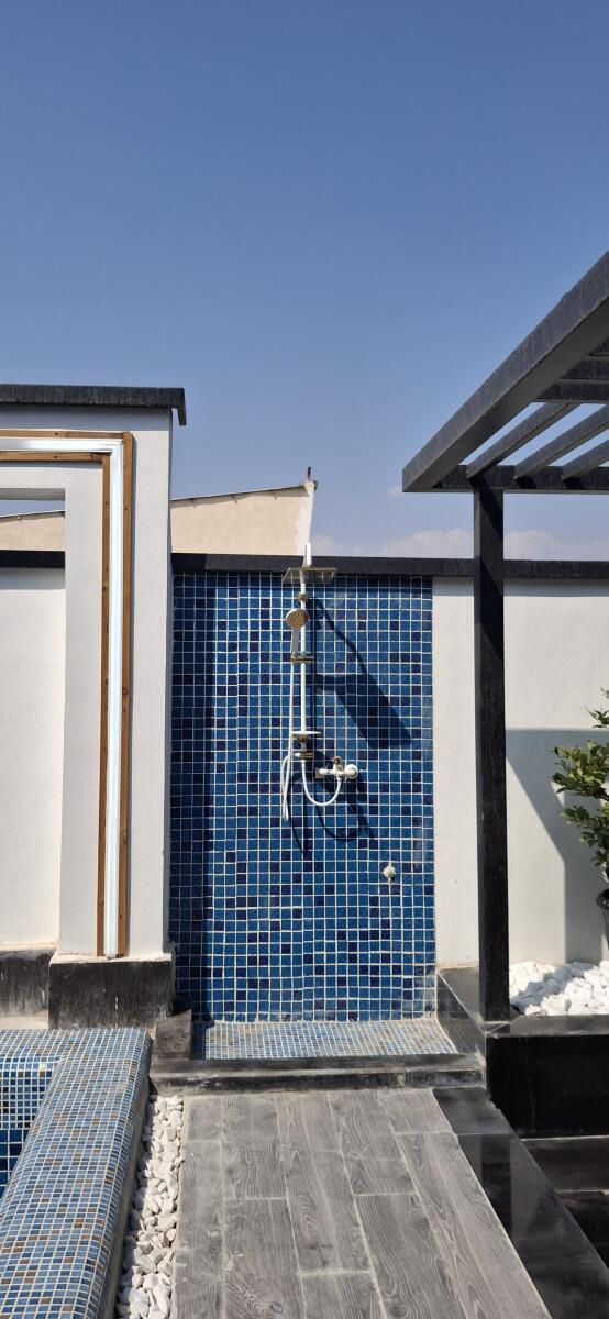 دوش کنار استخر دوش کنار استخر