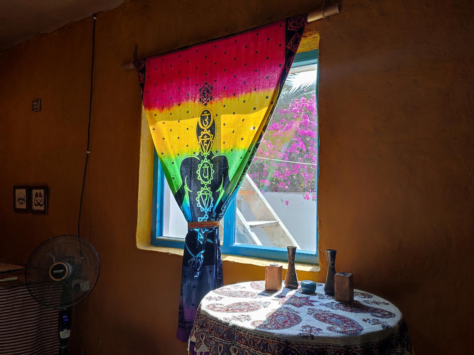 ویوی پنجره به حیاط ویوی پنجره به حیاط