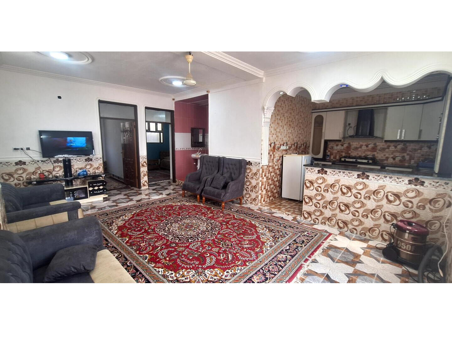 اتاق پذیرایی و آشپزخانه