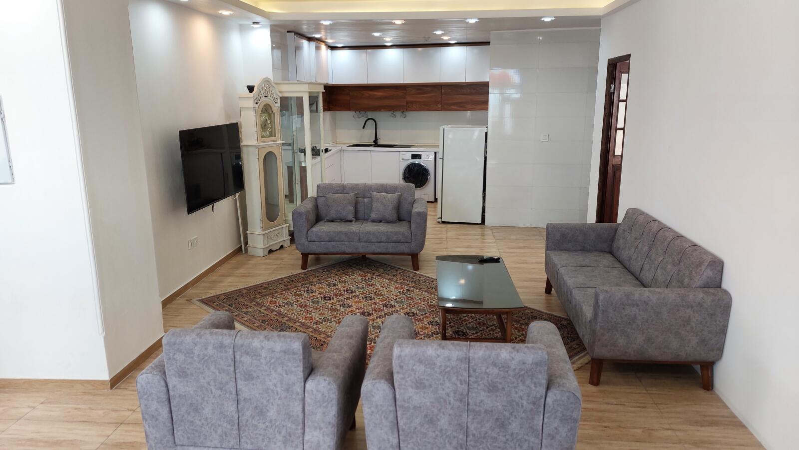 اتاق پذیرایی و آشپزخانه