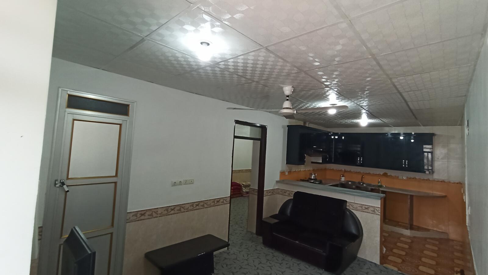 اتاق پذیرایی و آشپزخانه