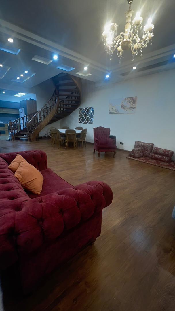 اتاق پذیرایی و آشپزخانه