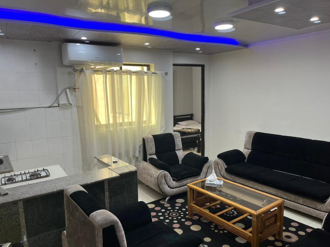 اتاق پذیرایی و آشپزخانه