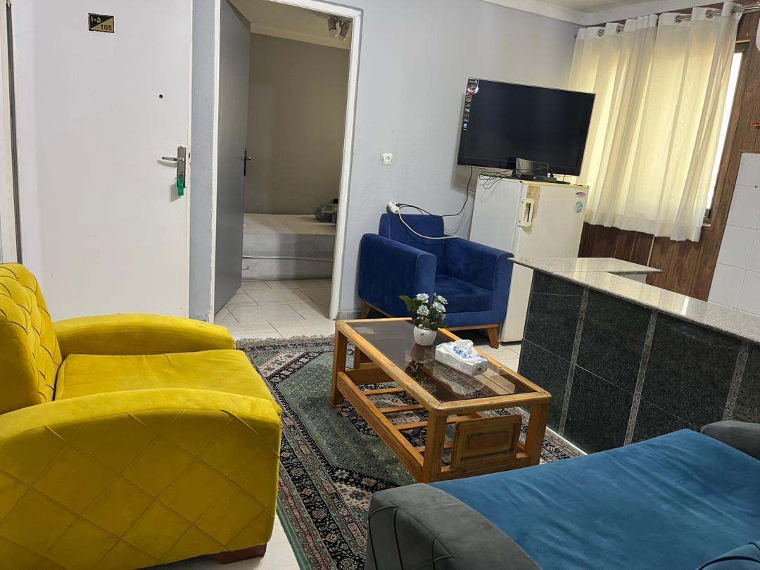 اتاق پذیرایی و آشپزخانه