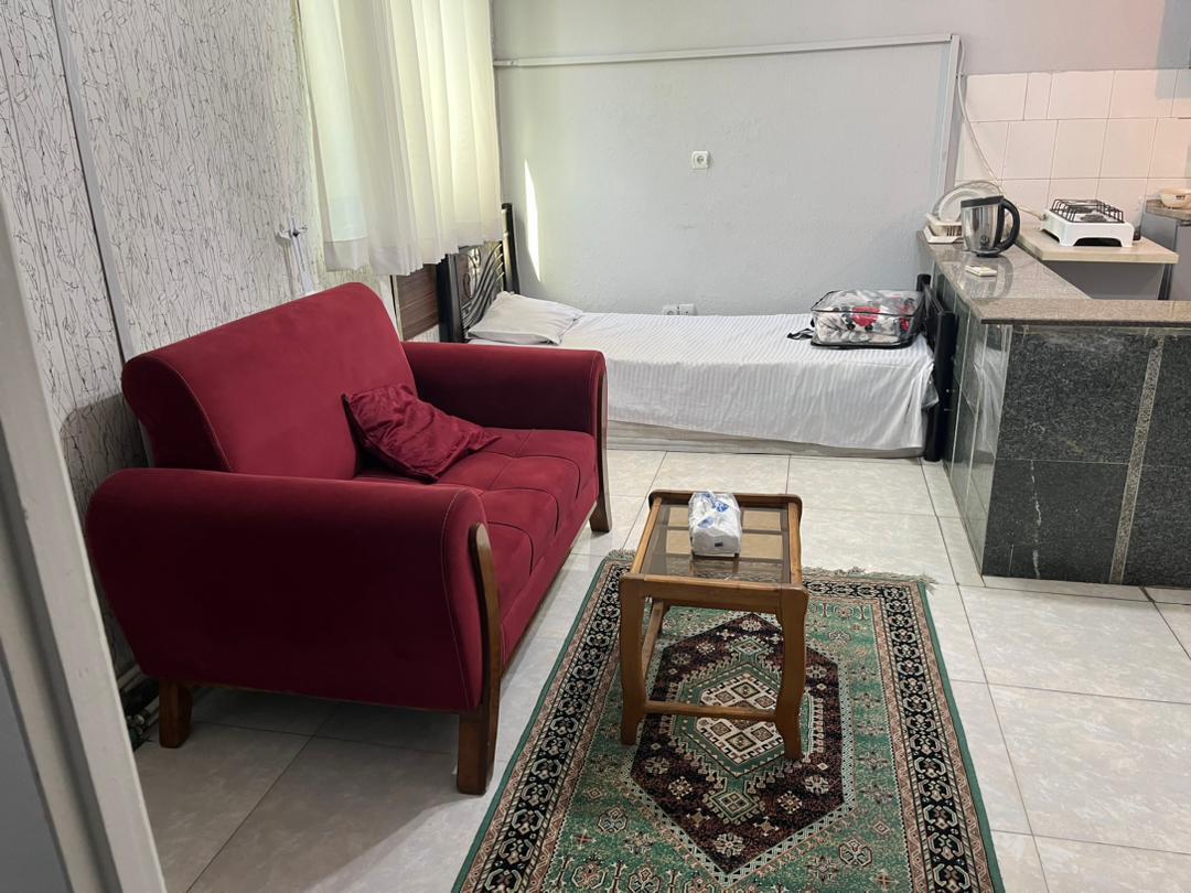 اتاق پذیرایی و آشپزخانه