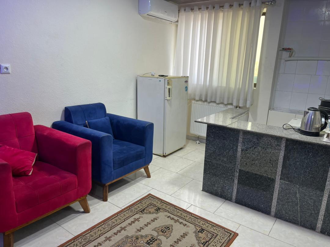 اتاق پذیرایی و آشپزخانه