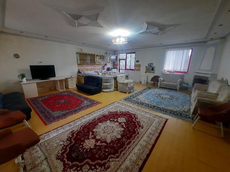 اتاق پذیرایی و آشپزخانه