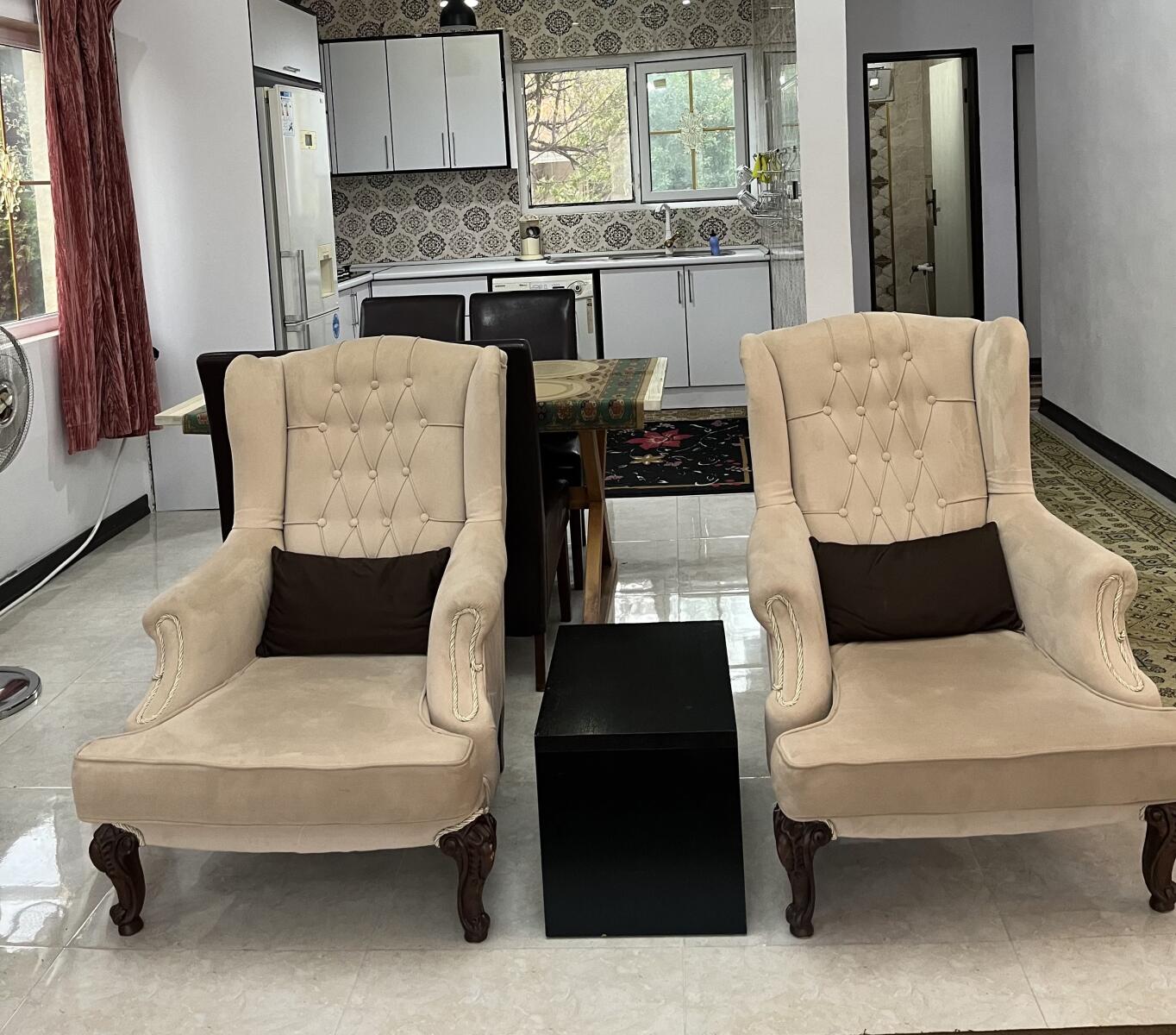 اتاق پذیرایی و آشپزخانه