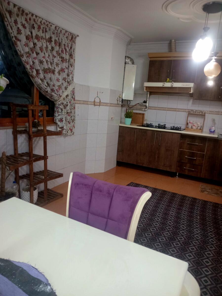 اتاق پذیرایی و آشپزخانه